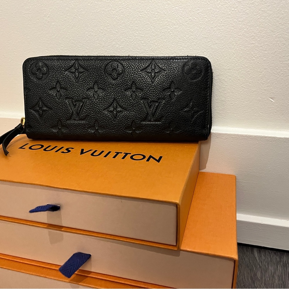 Authentic Black Empriente Leather Louis Vuitton Zippy Wallet full inclusion